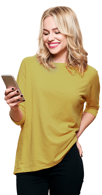Mulher loira com camiseta amarela e um celular na mão