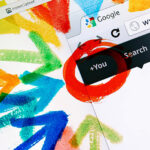 screenshot de uma busca do google com a palavra you circulada e com vária setas coloridas apontando para ela